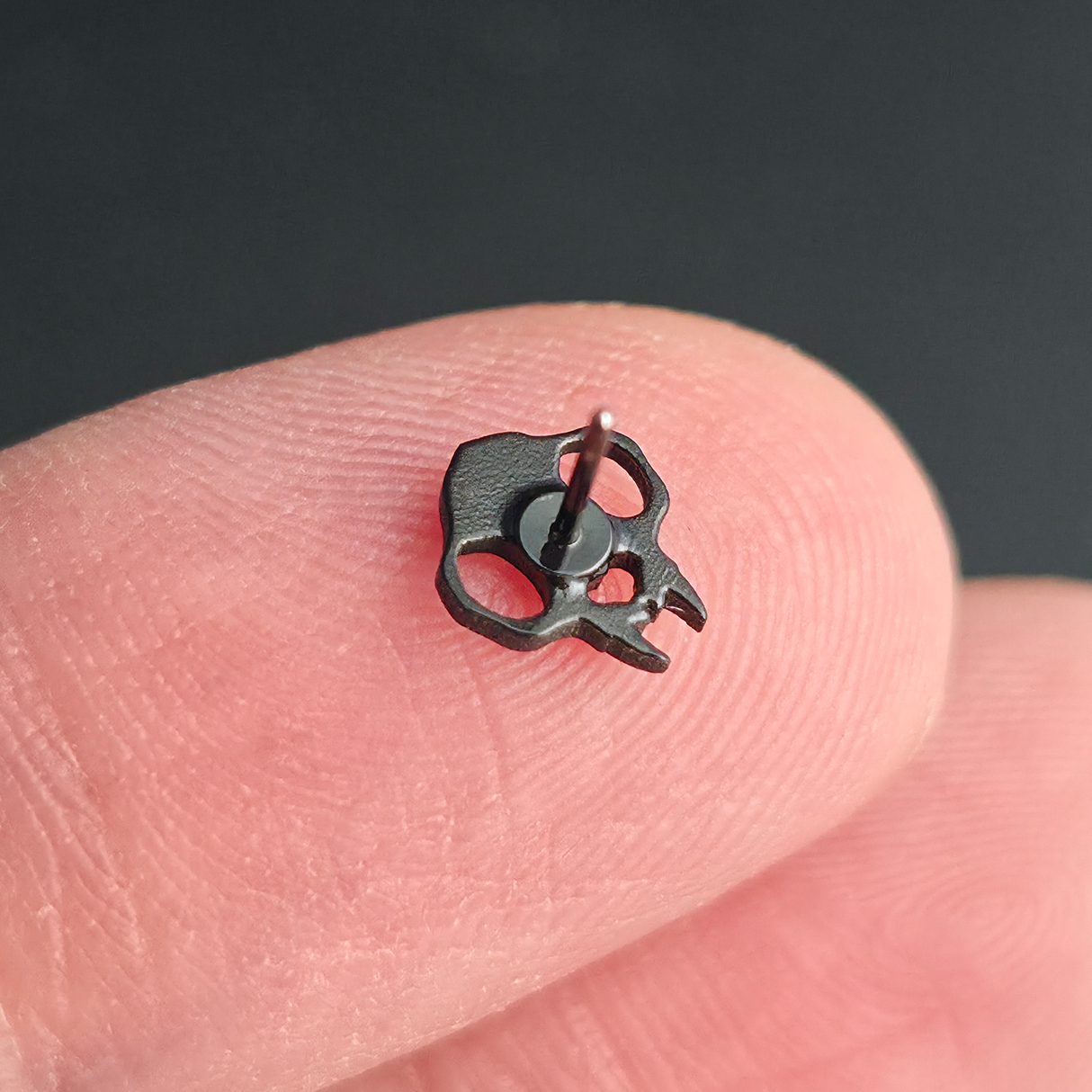 back side of cat skull threadless top