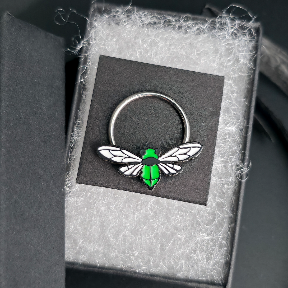 green cicada captive bead ring in jewelry box