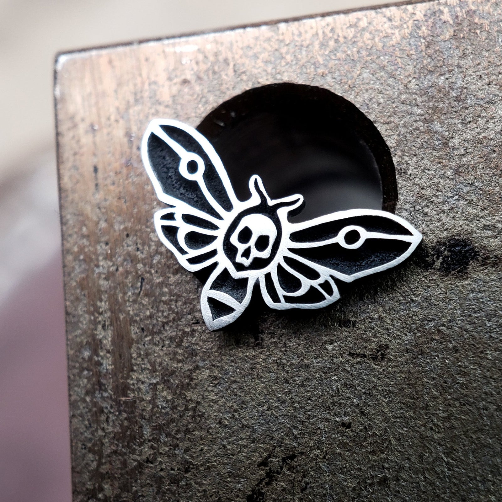 How to Use Threadless Labrets - Metal Lotus