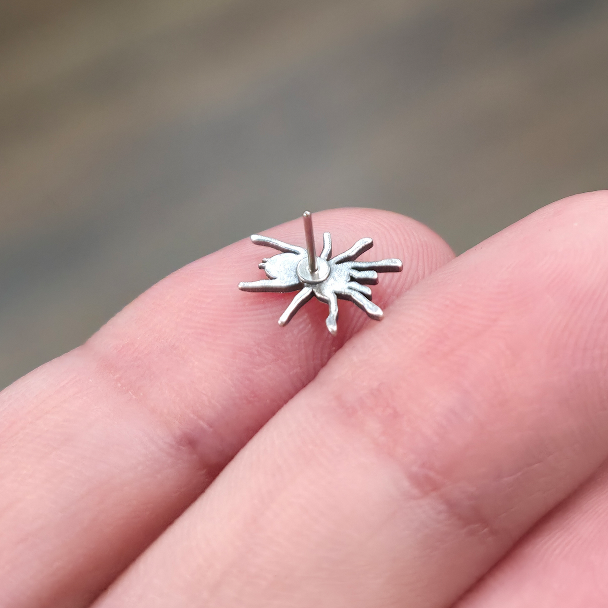 threadless tarantula stud top
