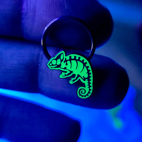 glow in the dark green chameleon captive bead ring