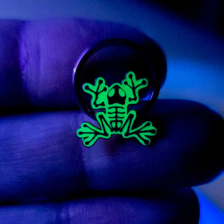 glow in the dark green frog captive bead ring