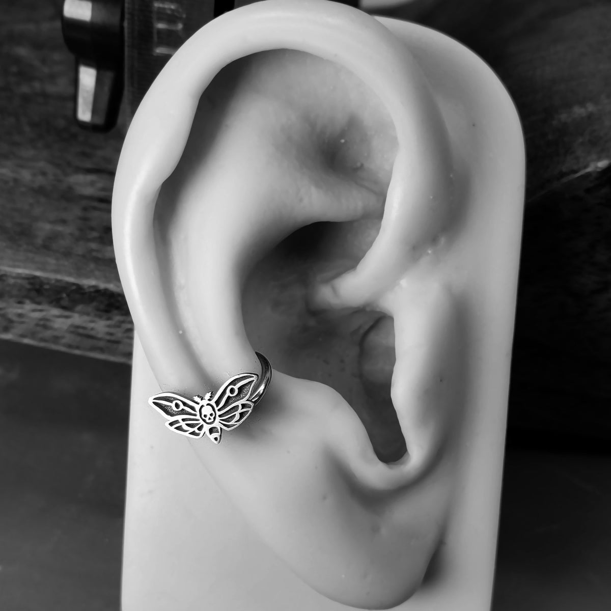 Death&#39;s Head Moth Captive Bead Ring - Metal Lotus