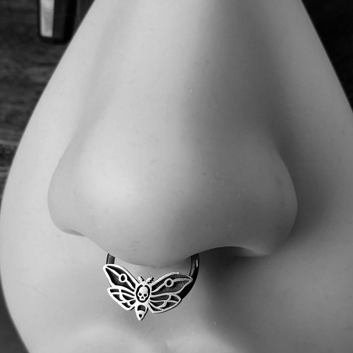 Death&#39;s Head Moth Captive Bead Ring - Metal Lotus