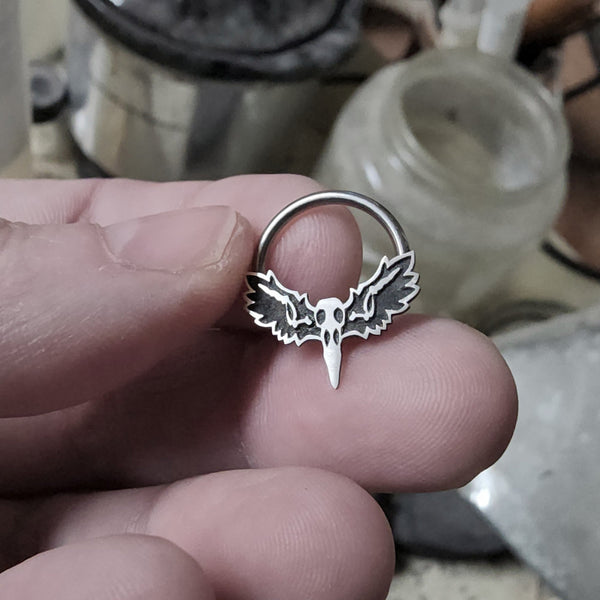 Raven Skull Captive Bead Ring - Metal Lotus