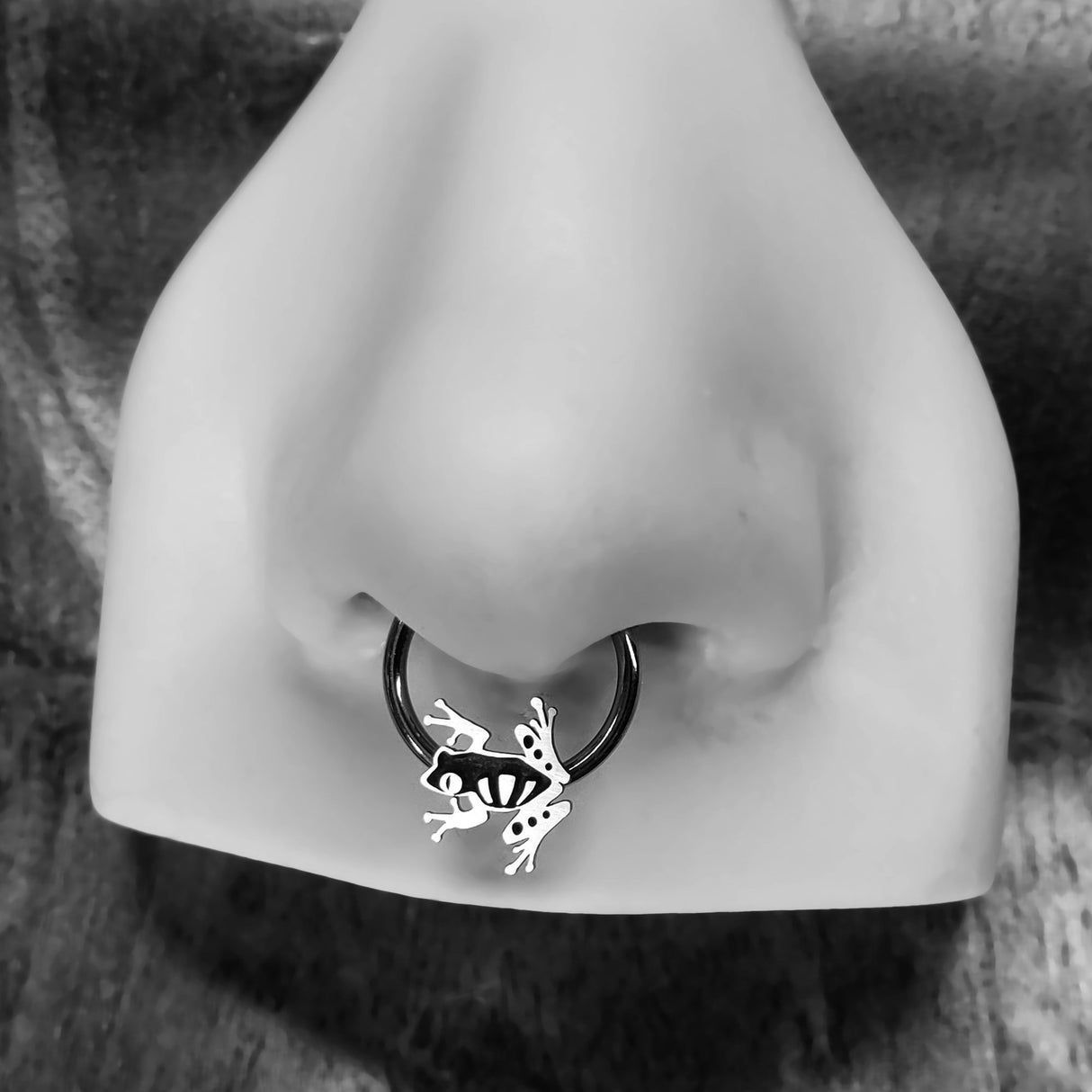 Tree Frog Captive Bead Ring - Metal Lotus