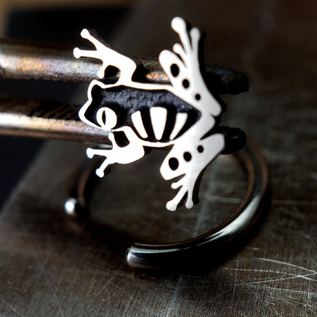 Tree Frog Captive Bead Ring - Metal Lotus